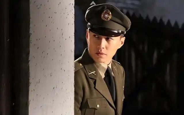 所以参演了不少相关的电视剧,比如知名度最高的《特殊争夺》