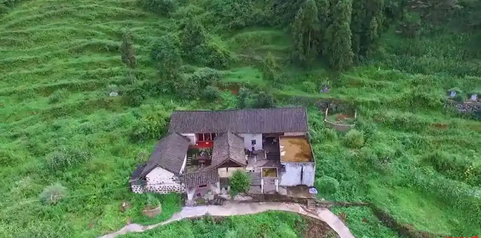 贵州山中发现一座典雅四合院,一户人家在此隐居,舍不得搬走