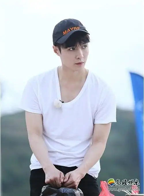 极限挑战第七期节目张艺兴在完成第二天任务后再次变身为张温柔