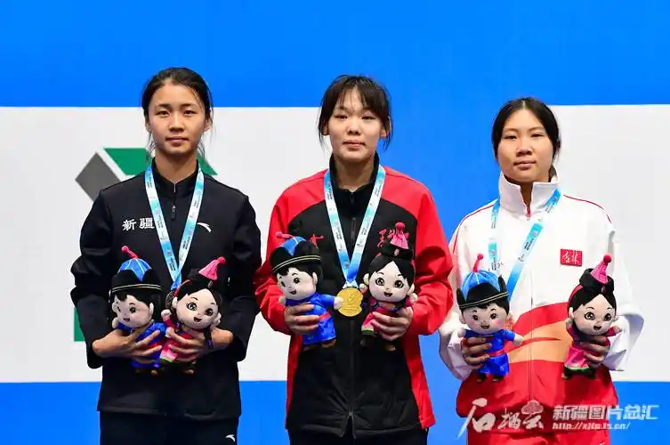 "十四冬"速滑赛 新疆半日集齐"金银铜"_比赛_王莹莹_选手