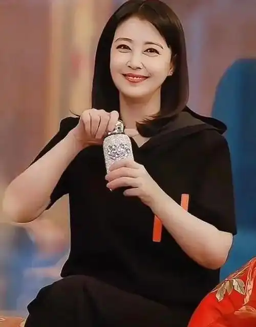 57岁周海媚近照曝光,眼袋比眼睛还大老态明显,被喊奶奶幽默回应