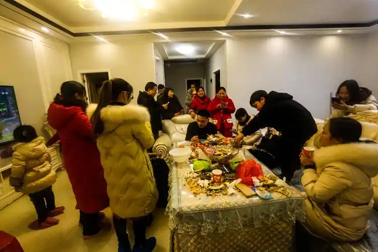 茅舍家族新年聚餐欢乐场景