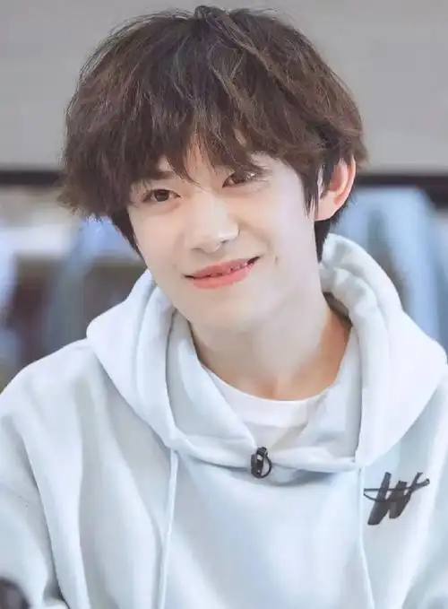 烊千玺超话"when you love me 我有很多剧情"～可爱玺子哥好会偷偷笑