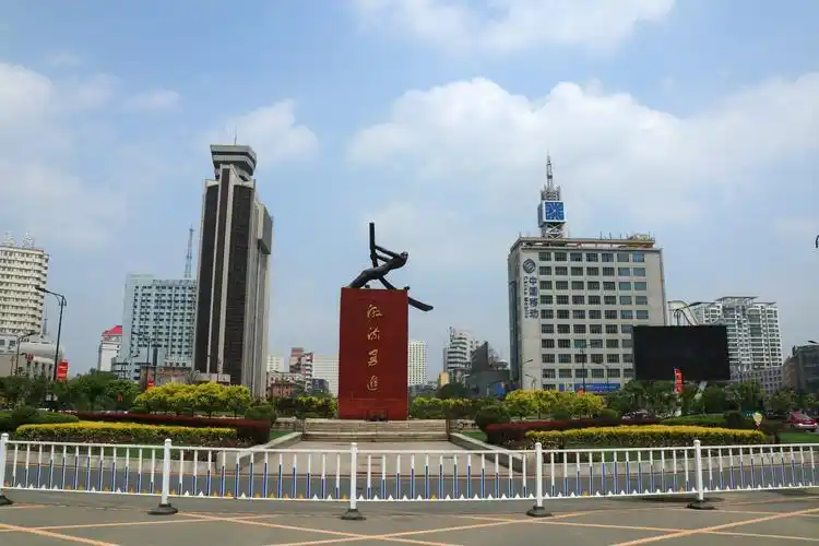 江城广场上有吉林市标志性建筑----摇橹人.