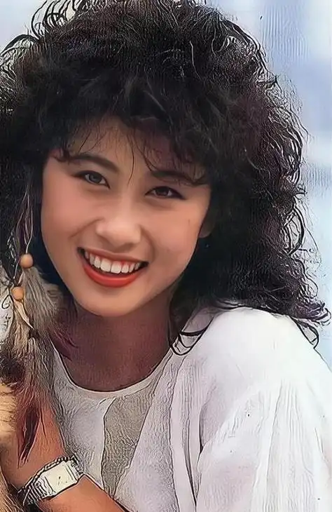 与林子祥相守26年,放弃事业也无憾,叶倩文如今满头银发依然优雅