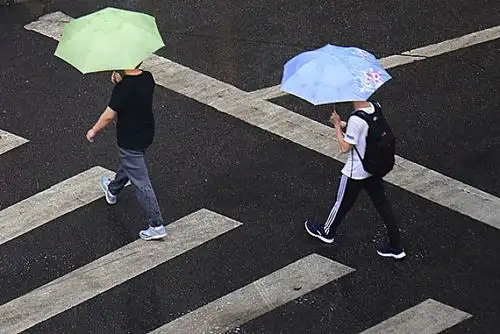 雨中行人图片_图片大全