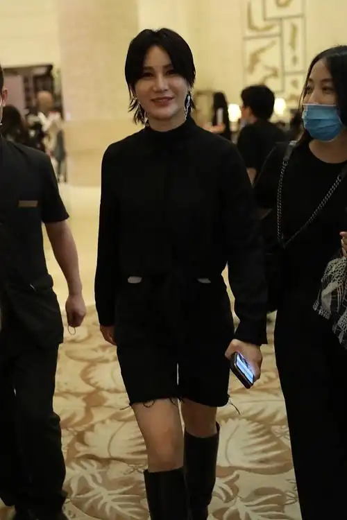 组图:尚雯婕全黑look踩长靴又美又帅 彩排至深夜和粉丝开心热聊