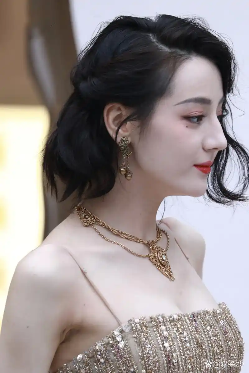 迪丽热巴轩尼诗 短发侧颜生图[高考必胜]#迪丽热巴# #壁纸# #美女