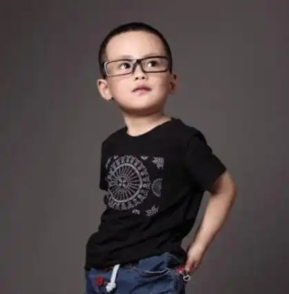 整体修剪出一样长度的小男孩短发板寸头发型,露额头的超短板寸头看