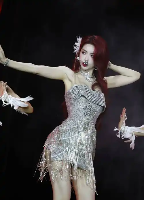 粉丝们无一不深深这喻言身上的"冒险者"精神所感动,极具戏剧性的舞台