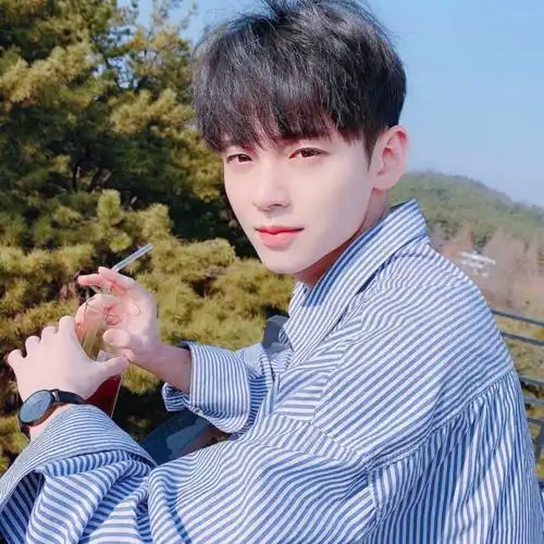 森系格子衫美男子_小清新男生头像图片_扣扣居