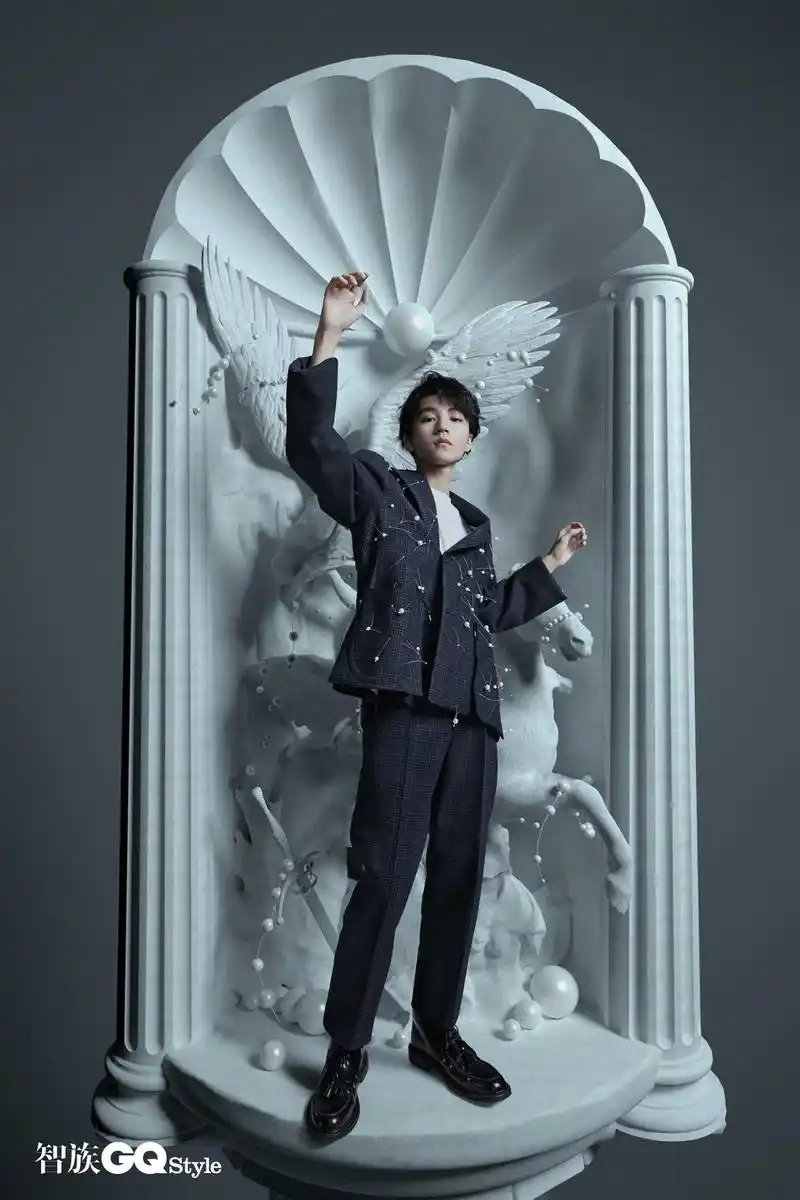 王俊凯雕塑封面大片曝光寸头造型干练帅气