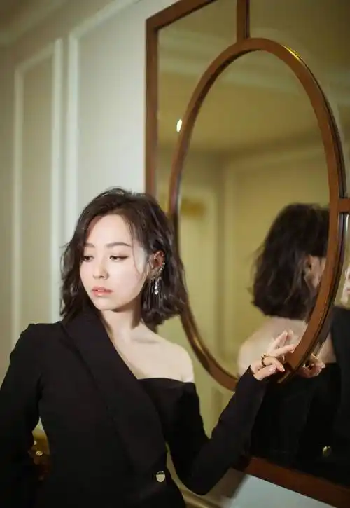 当歌手张靓颖穿上丝袜时,粉丝们都说:不仅歌唱得好,而且有气质_歌曲