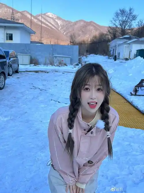 虞书欣晒滑雪随拍身穿粉嫩滑雪服绑麻花辫可爱犯规甜度满分