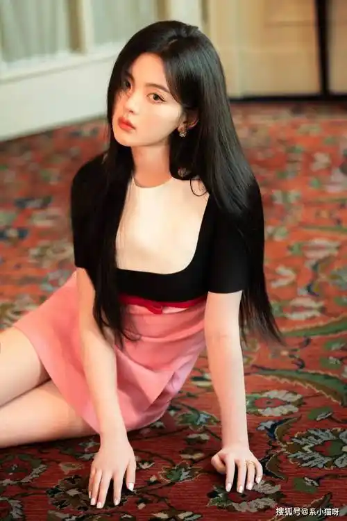 杨超越粉色修身短裙露美腿,拍照姿势优雅美丽动人