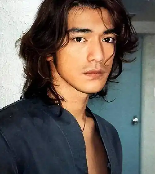 金城武的颜值简直是风华绝代无人超越,金城武虽然留的是长发,但是他的