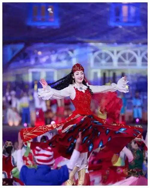 在《舞乐新疆》这个节目中,迪丽热巴在舞蹈表演过程中不慎摔倒,导致