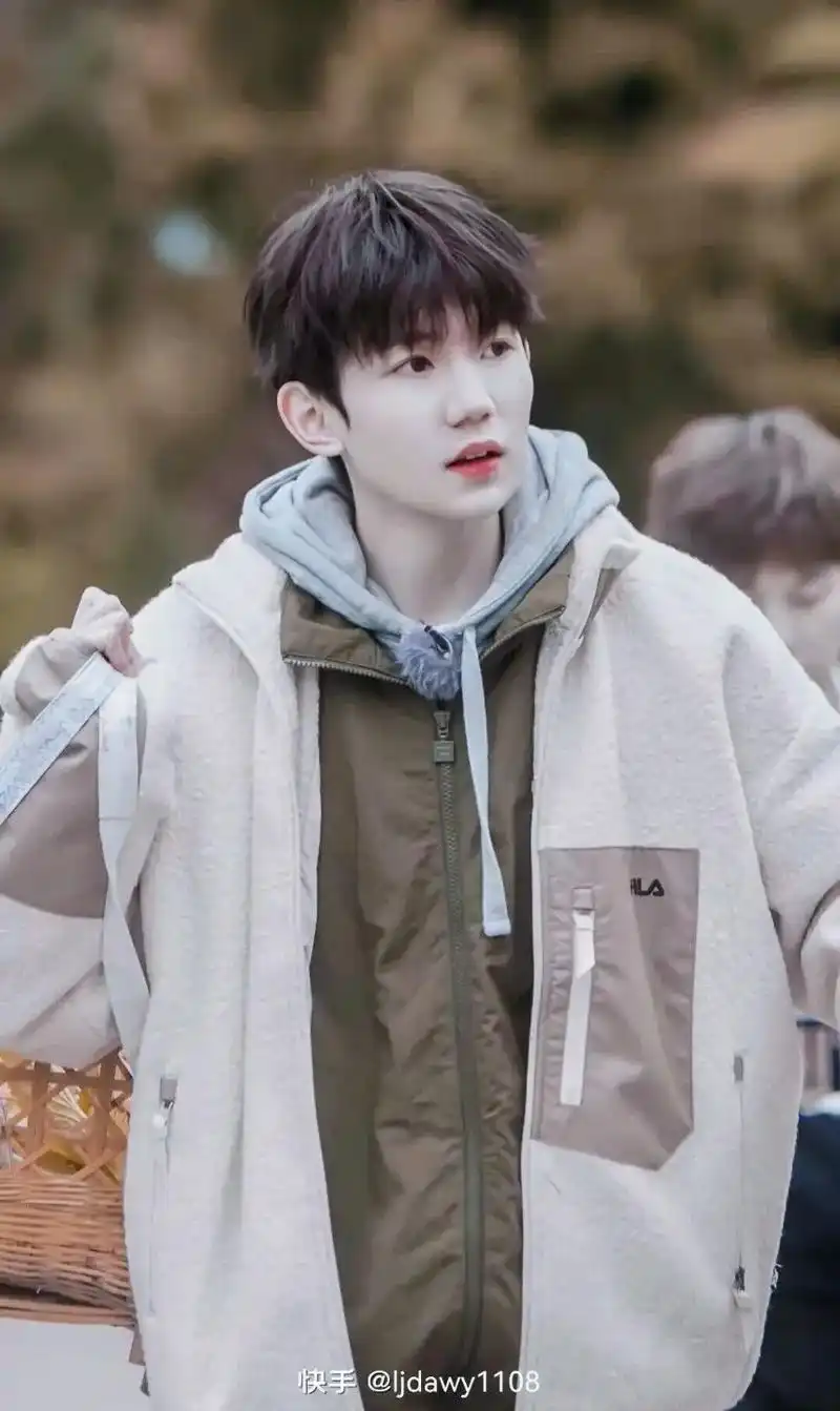 评论区可以发个照片吗?  想要一个全是王源的评论区#王源#王 - 抖音