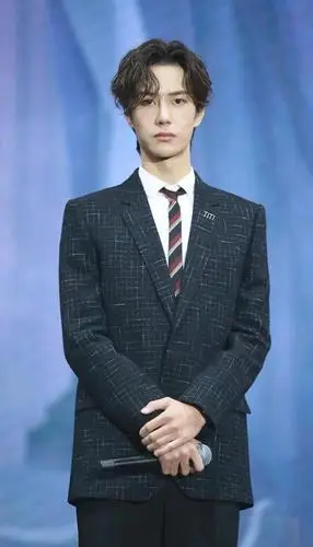 王一博西装下不需内搭,视觉效果不输肖战