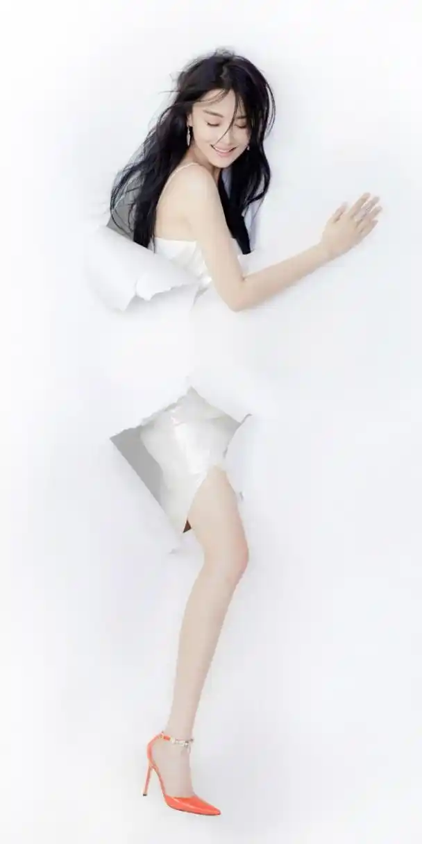 张馨予如晨露中的花朵,白色壁纸甜美可人.