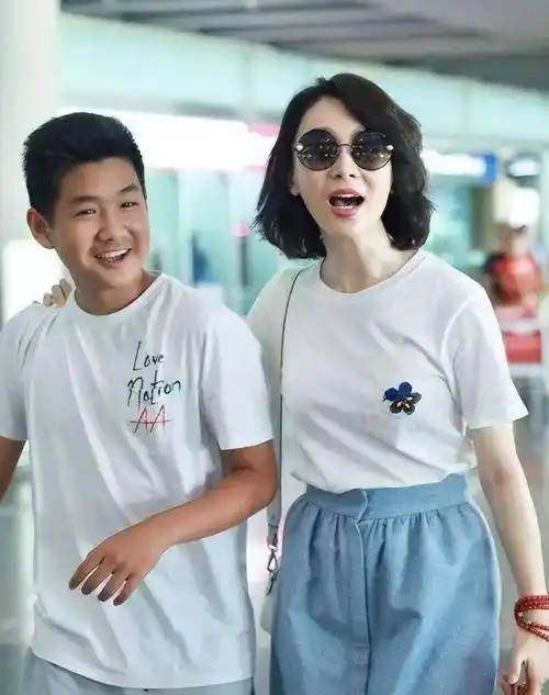 陈数带着儿子去机场,它的蓝白搭配清新柔和,母子情同手足_白色_衣服