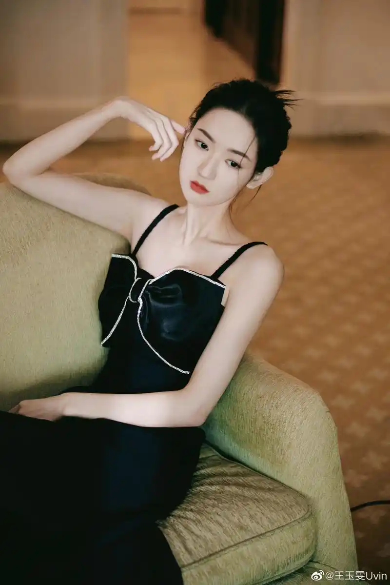 王玉雯写真,身穿黑色吊带裙,清新淡雅,俏丽动人