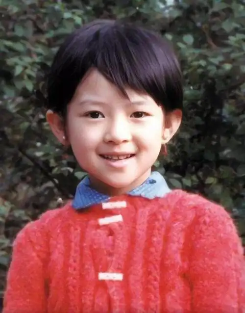 明星罕见童年照曝光!赵丽颖农村表演接地气,唐嫣家境好4岁学琴