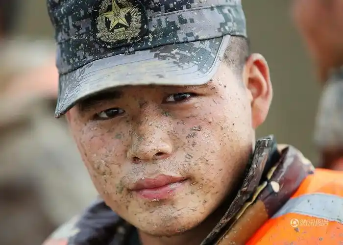 安徽宣城连遭强降雨解放军战士人链护堤