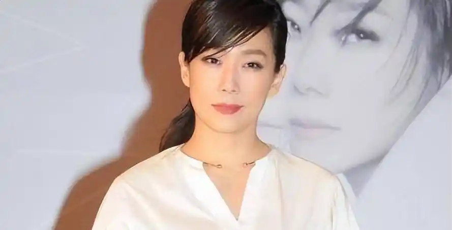 林忆莲素颜为干爹贺寿,打扮朴素显年轻,3段感情均以分手告终_胡枫