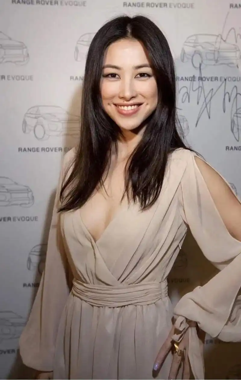 她曾连续十年被评选为"全球100张最美面孔",这足以证明她的美貌已经