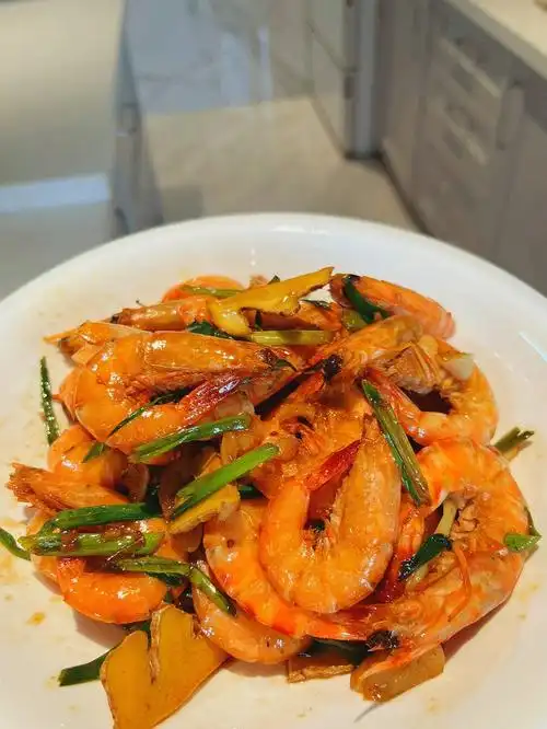 不辣的家常菜酥脆油爆虾葱姜炒虾香到极致