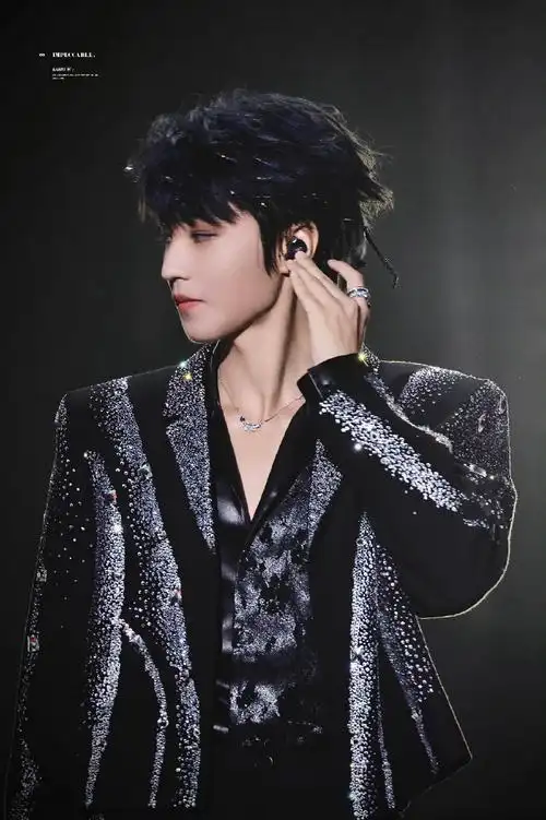 王俊凯黑色深v##王俊凯新物料