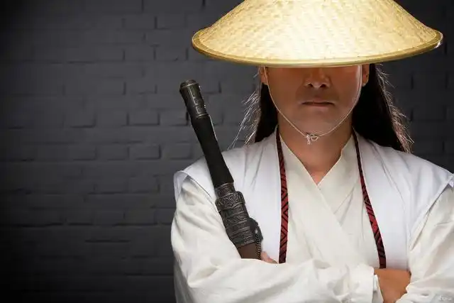 画面中,解伟扮作白衣侠客,在银杏落叶中舞剑饮酒,却被网友吐槽"辣眼睛