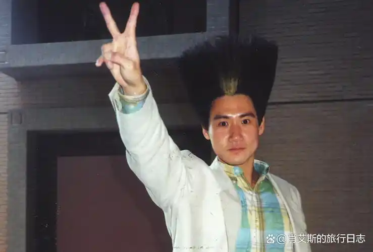 于是经常能看到他在演唱会上翘起兰花指,为的是舒缓紧张情绪,慢慢进入