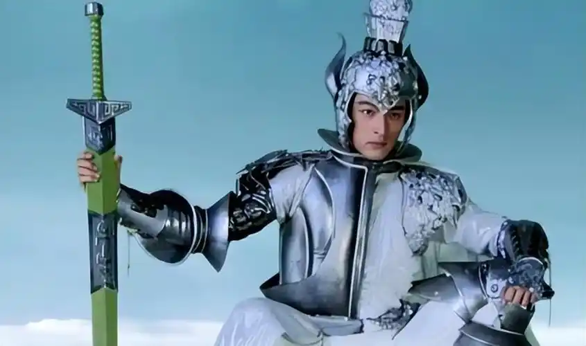 我们再来看一下《仙剑奇侠传》,里面有个景田的前身,名为飞蓬将军,他