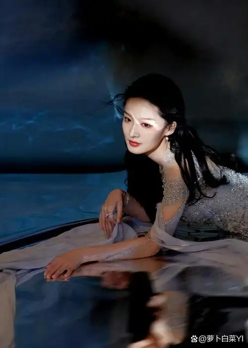 李沁亮片蓝裙美照释出 优雅温柔宛如人鱼公主.