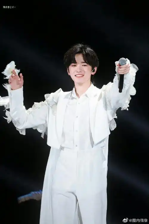 宋亚轩演唱会个人舞台照