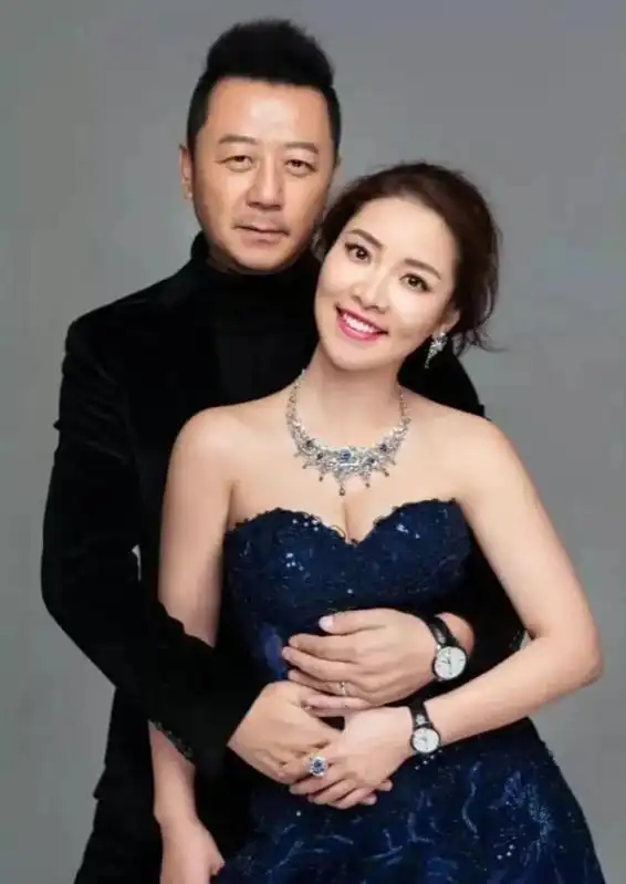 演员郭涛,在重庆拍戏时捡来一个美女当老婆,婚后家庭事业两头旺