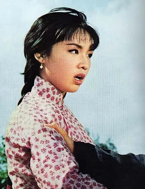 17岁夺影后,烂赌败光上亿家产,暴毙家中无人领,林青霞出钱安葬