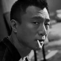 影视巨星孙红雷抽烟头像【点击鼠标右键下载】