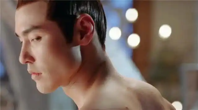 阮经天的出浴照不禁让人的目光盯在了他的胸前,胸肌十分发达,八块腹肌