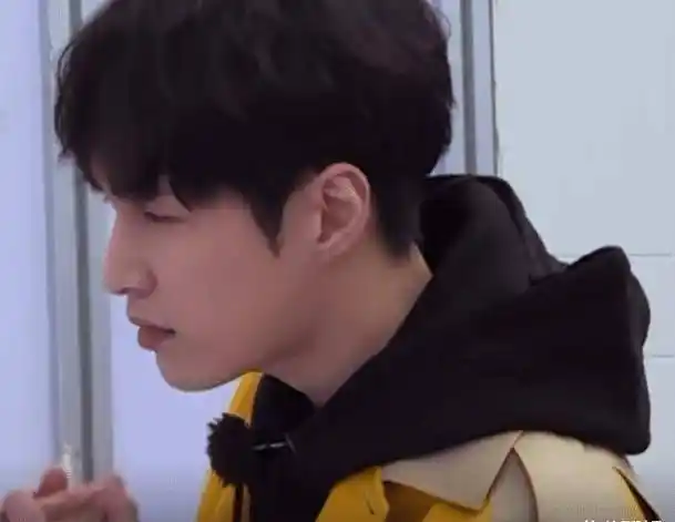 张艺兴和迪丽热巴因为公司要求的原因,他们之前一起参加综艺节目