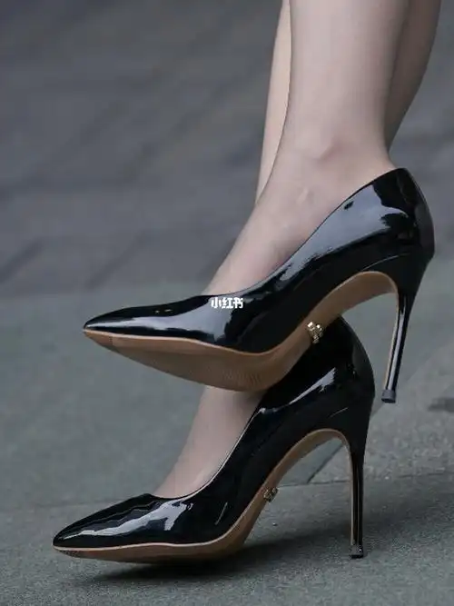永不过时的亮黑高跟,每个女人都该有一双_时尚_鞋子_时尚_鞋靴