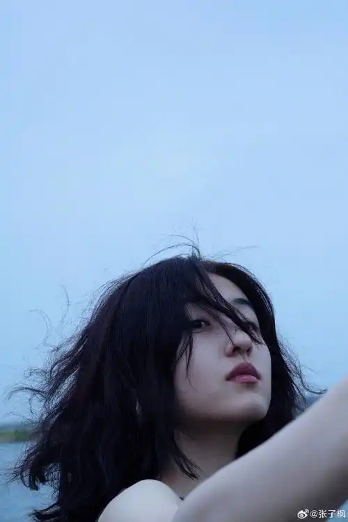 张子枫指甲可太显眼了#张子枫营业照片有~喜欢看多拍多发!