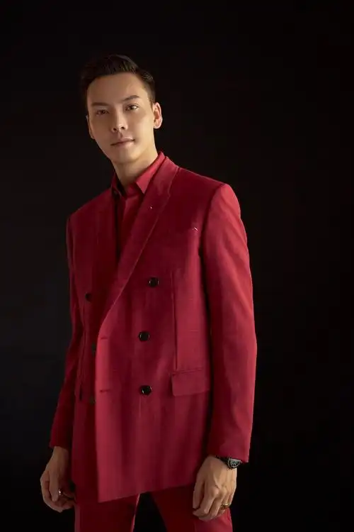 2021春晚明星造型热评:陈伟霆红色西装清爽绅士_高清图集_新浪网