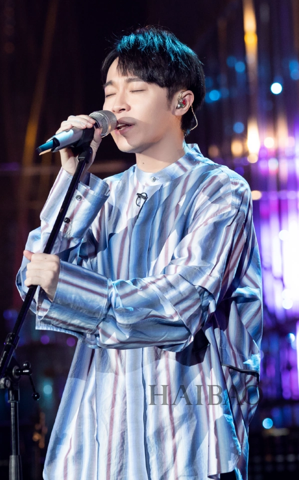 吴青峰在《我是歌手》之中身穿速写19春夏条纹衬衫,他的好品味,你也能