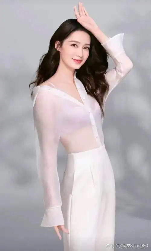 李沁太敢露,穿半透明上衣,曼妙身材若隐若现,小女生也有大性感