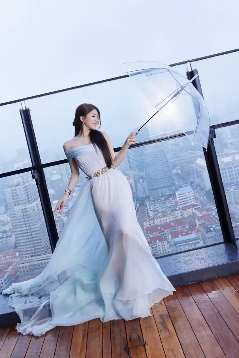赵露思# 一袭浅蓝色高开叉抹胸裙,雪肤玉貌的容颜,白皙水嫩的肌肤