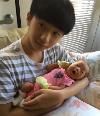 伊能静力挺儿子穿女装晒出小女儿和哥哥合照称生命本身就可贵