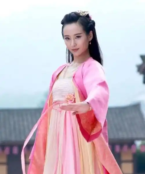 反派"霓漫天"是由李纯饰演的,这是个心狠手辣的角色,就这样被李纯饰演